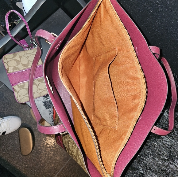 Coach Tote - Picture 4 of 6